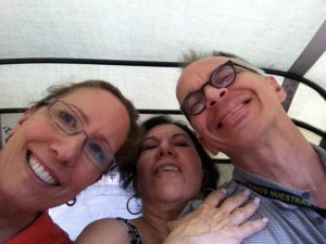 (Spencer, Leonor and me in the moto-taxi.)